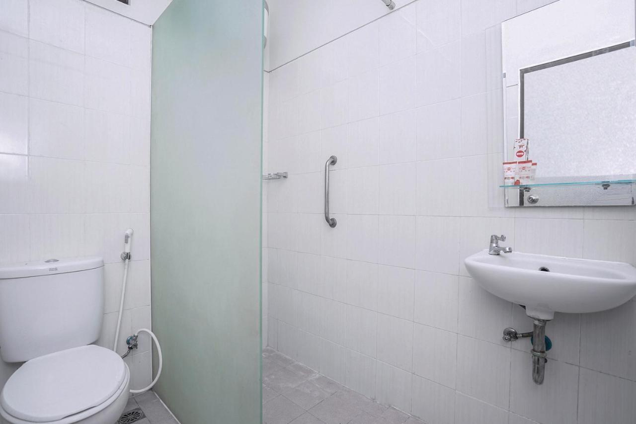 Oyo 748 Comfitel Tenggilis Hotel 3*