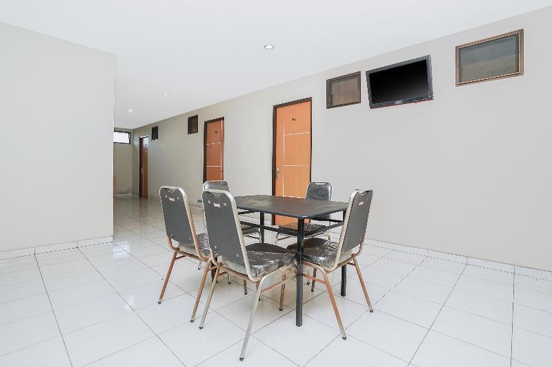 Hotel Oyo 748 Comfitel Tenggilis 3*